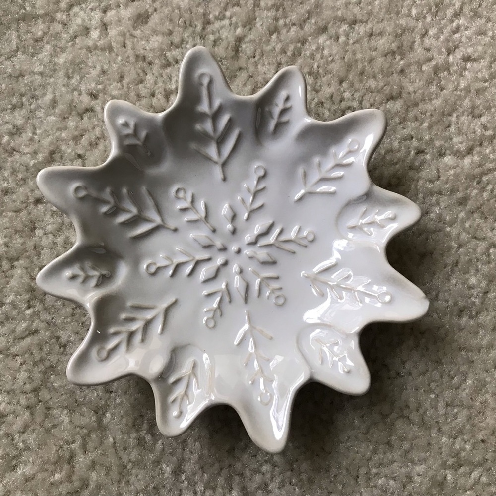 William Sonoma Snowflake dishes plates LOT 4 $9.95 each BRAND NEW jewelry etc.